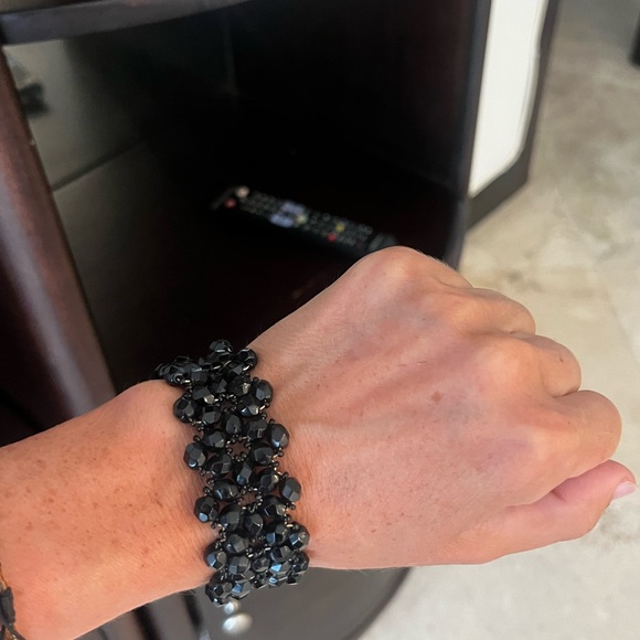 Elegant Black Beaded Bracelet - Picture 4 of 4